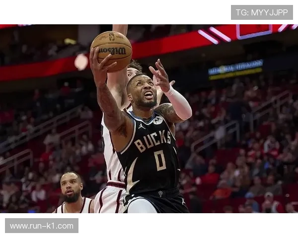 利拉德关键时单打拉开对方防线，较上季更稳健