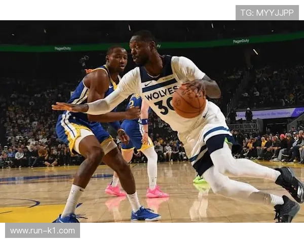 朱利叶斯·兰德尔季后赛提升篮板和低位进攻效率，拉开内线优势