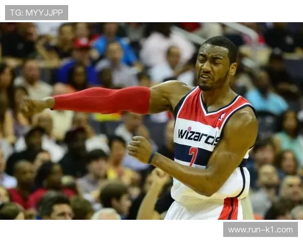 约翰·沃尔挡拆突破牵制对位后卫拉开队友空位