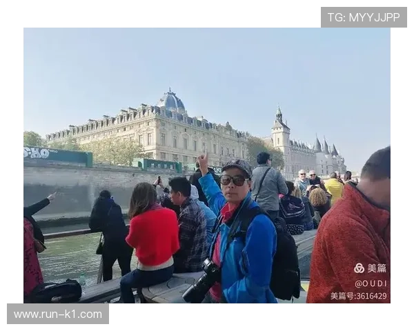 维纳斯今天又来机场秀贵妇范儿，行李箱都得专人推了吧？